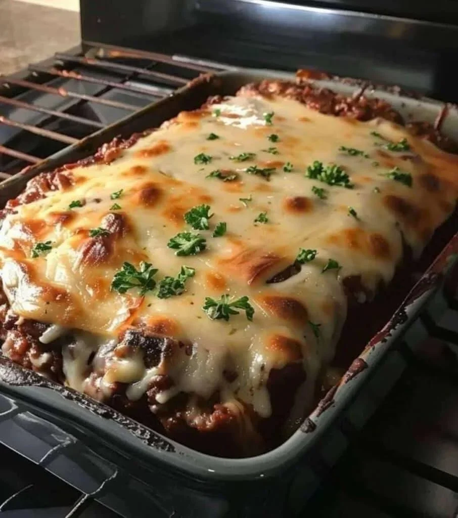 Cazuela de carne molida con pimientos y queso en un plato