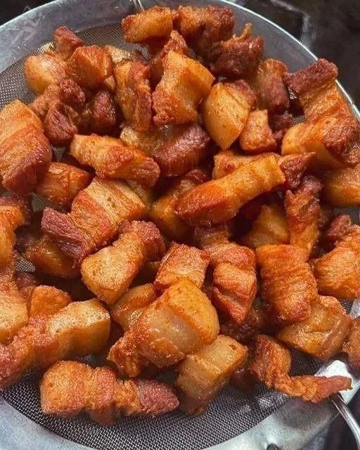 Chicharrones crujientes y secos listos para disfrutar como aperitivo