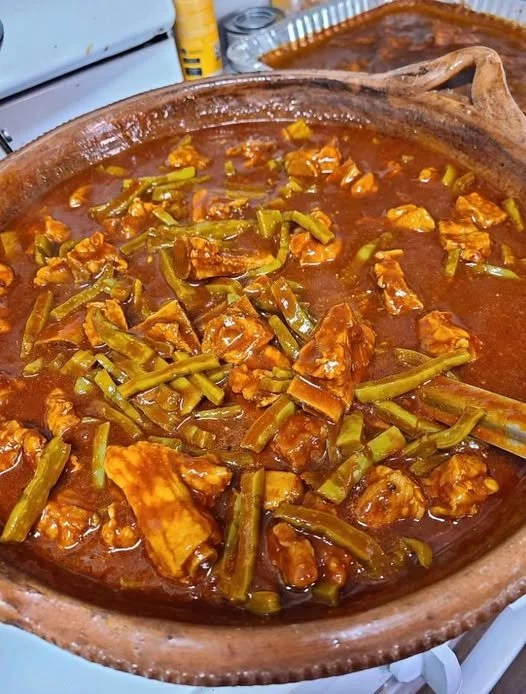 Costillas de cerdo con nopales en salsa roja, receta deliciosa y tradicional.