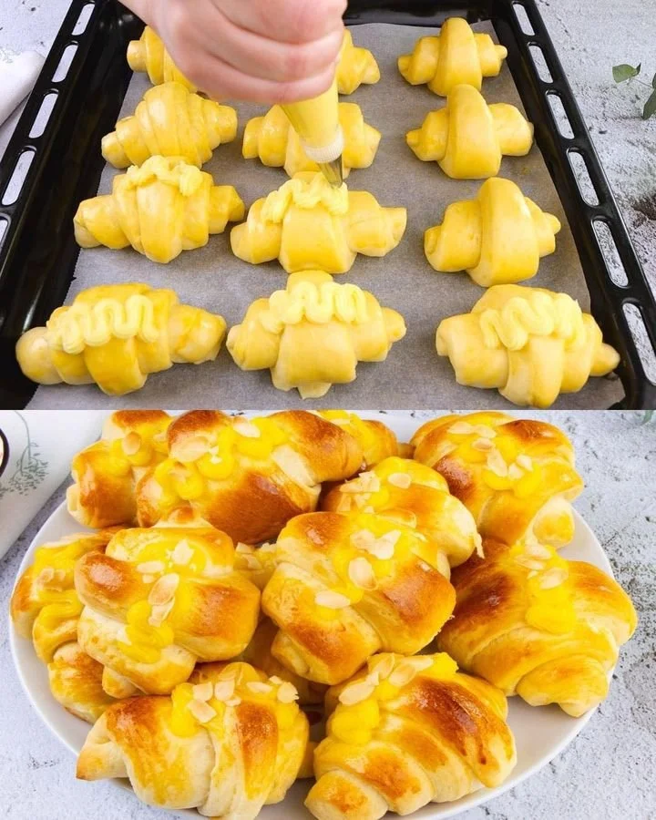 Deliciosos croissants cremosos recién horneados con textura suave