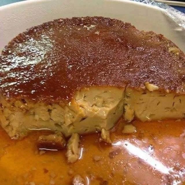 Flan de dulce de leche cremoso y delicioso en un plato blanco