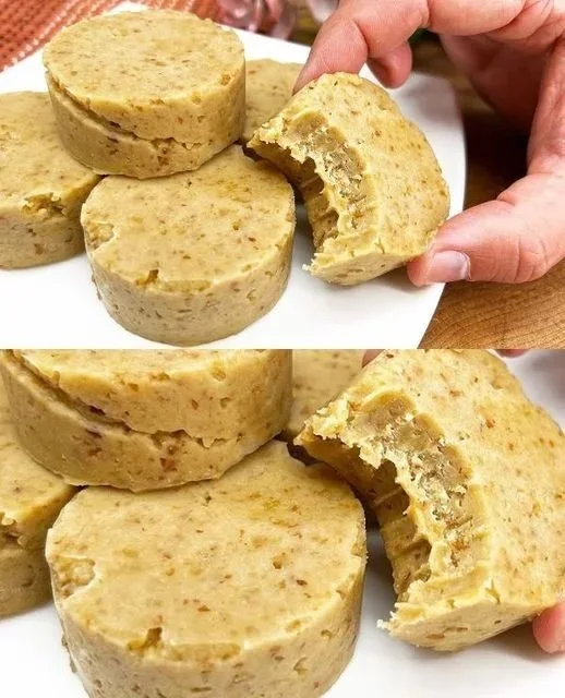 Galletas de naranja con almendras recién horneadas en un plato