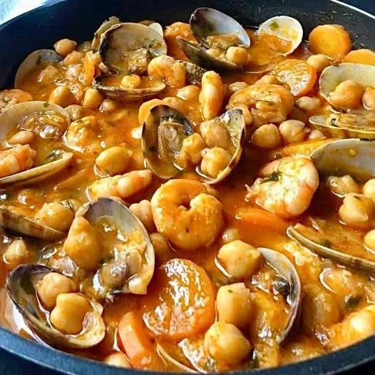 Plato de garbanzos con gambas y almejas, una receta deliciosa y nutritiva.