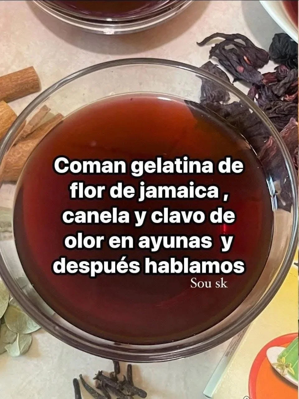 Gelatina de Hibisco con Clavos en un elegante plato de postre