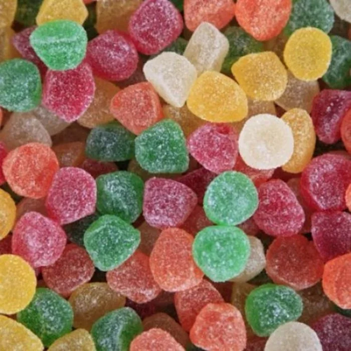Gomitas caseras coloridas y saludables en un plato