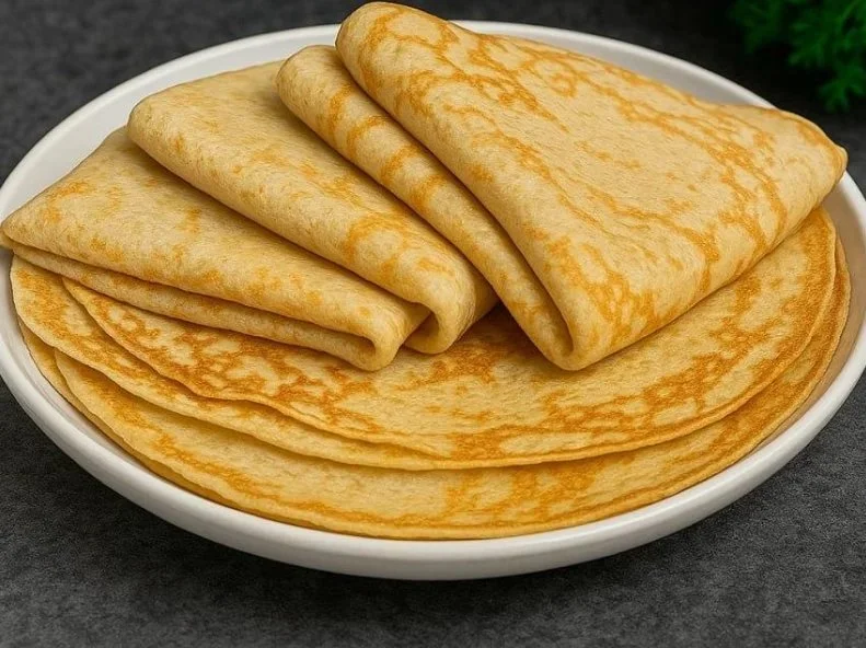 Pancakes saludables de avena servidos en un plato con frutas frescas.