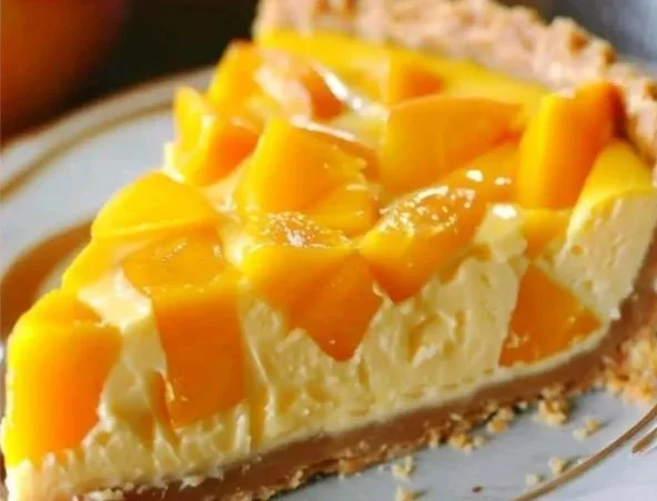 Delicioso Pastel Frío de Mango decorado con frutas frescas