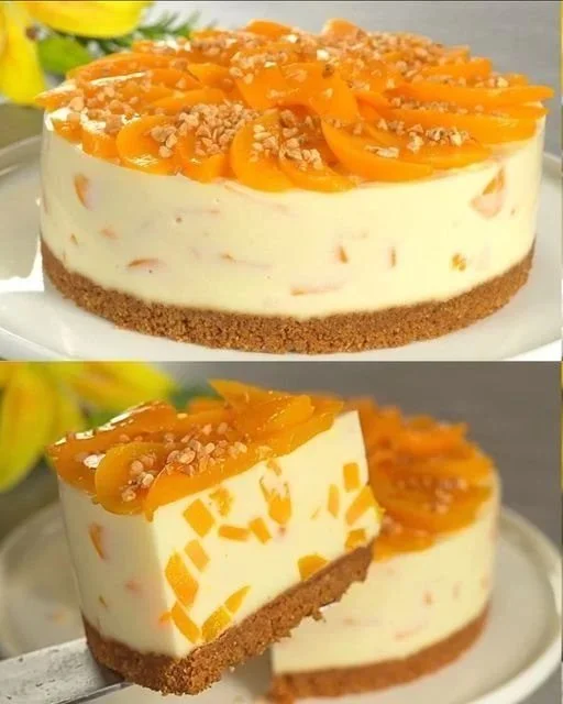 Tarta de durazno fría sin hornear decorada con rodajas de durazno y crema