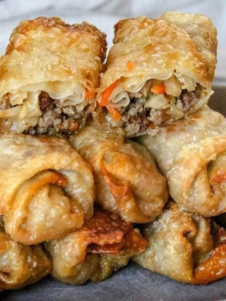 Rollitos de huevo crujientes caseros listos para disfrutar