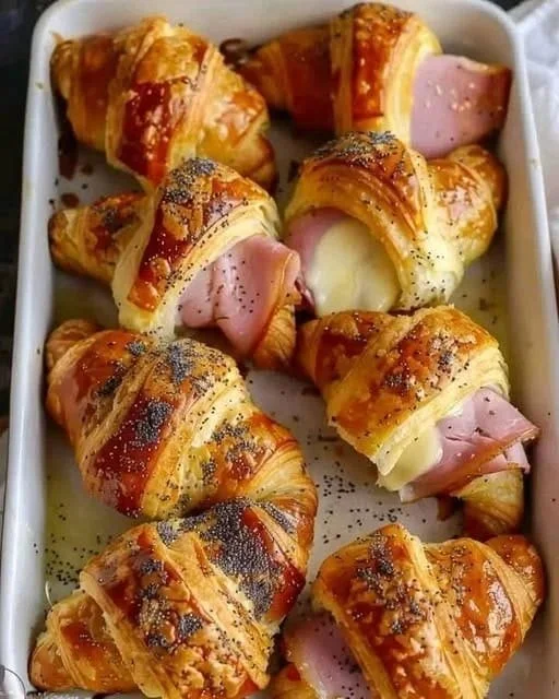 Sándwiches de croissant recién horneados con ingredientes frescos
