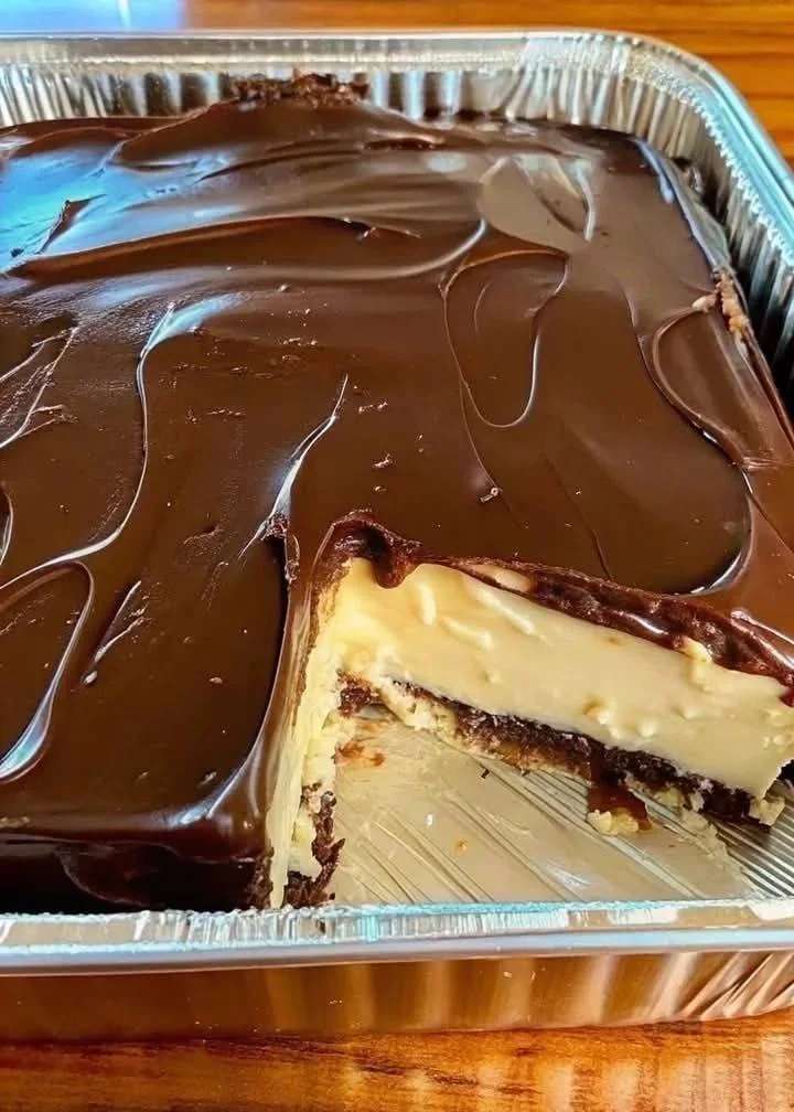 Tarta de ganache de chocolate decorada con frutas y chocolate blanco.