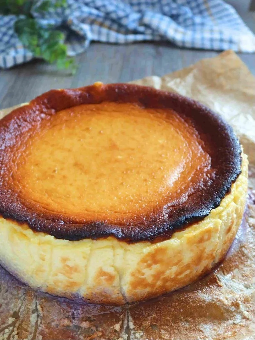 Tarta de queso cremosa y decorada lista para servir